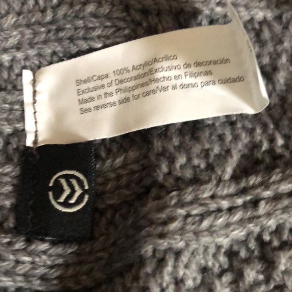 NWT Gray knit scarf - Picture 5 of 6